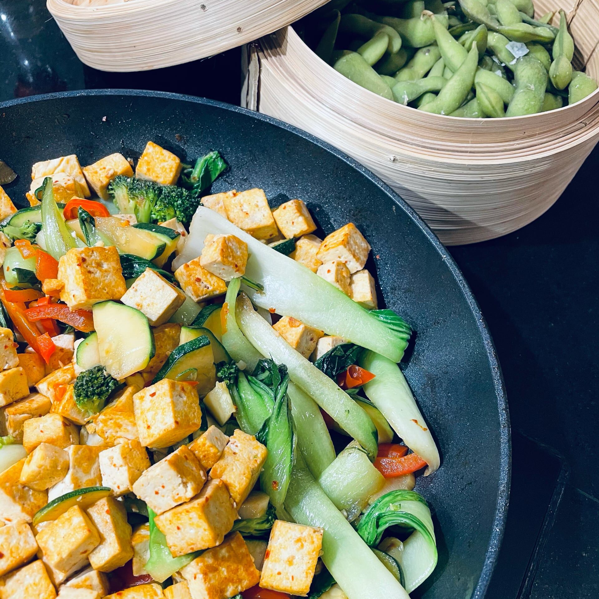 Stekt tofu med grönsaker och edamame